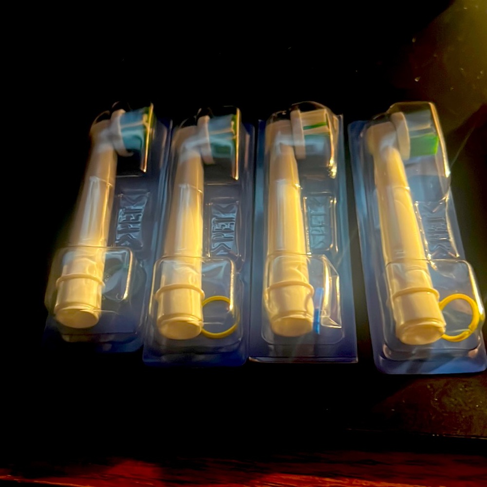 4 Universal Replacement Heads for Oral-B Electric Toothbrush.  Brand new-Sealed.